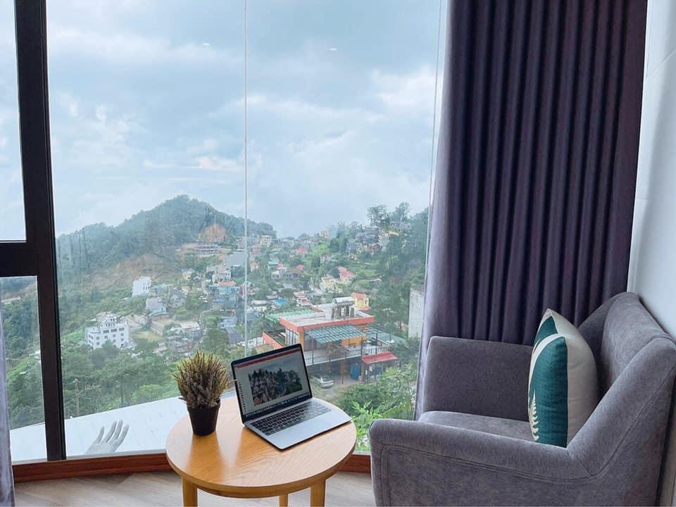 Cửa kính đón ánh sáng tại Mơ màng House 90s Homestay
